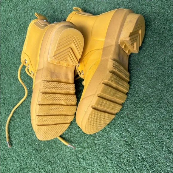 Hunter Vibrant Yellow Lace-Up Boots - Picture 4 of 9